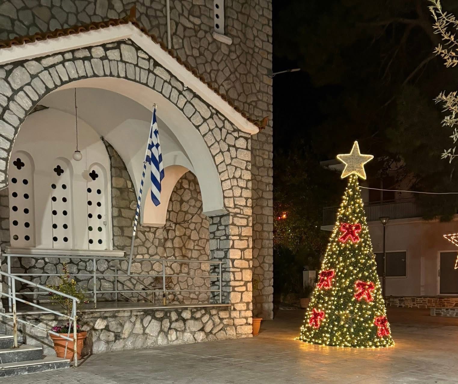 Χριστούγεννα στην Εύβοια: Χωριό στόλισε δέντρο μπροστά στην εκκλησία- Πότε το ανάβει (εικόνες)