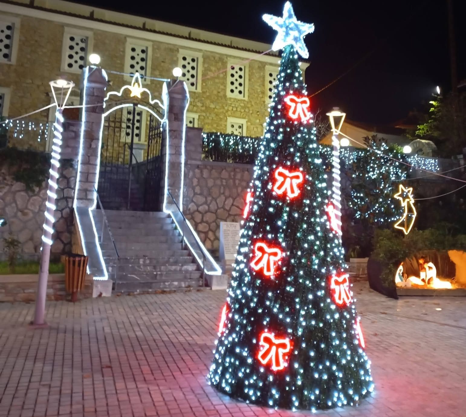 Χριστούγεννα στην Εύβοια: Οι Σύλλογοι του Αγίου Λουκά στόλισαν το χωριό τους!