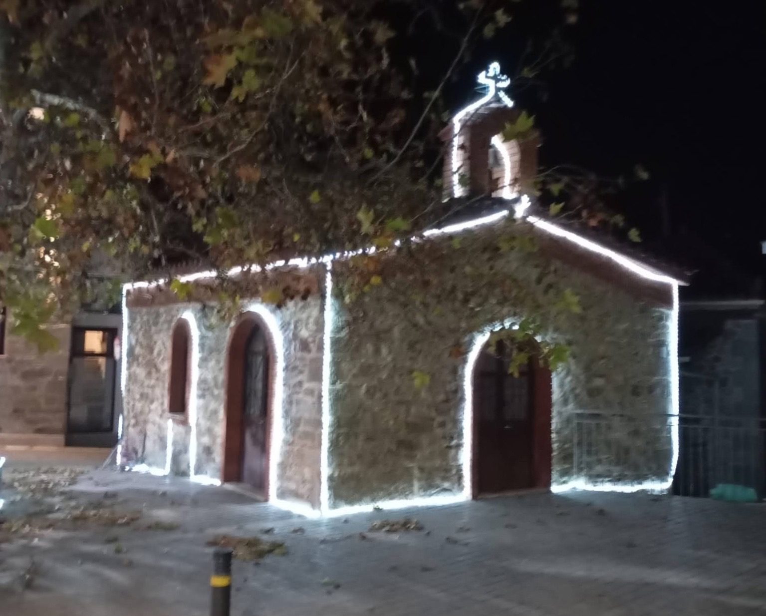 Χριστούγεννα στην Εύβοια: Παραμυθένιος στολισμός σε εκκλησάκι – Δείτε σε ποιο χωριό