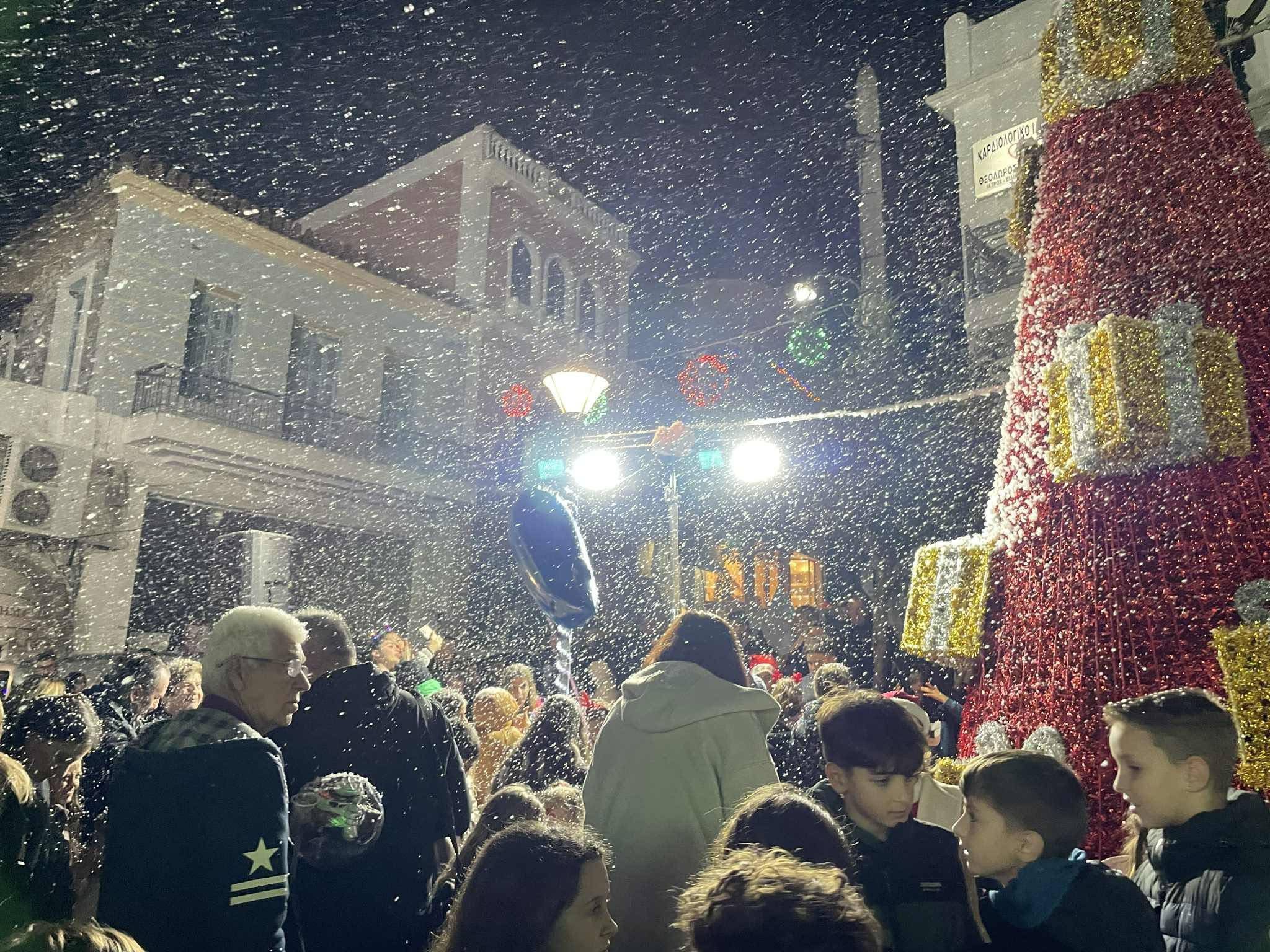 Λάμψη και Συγκίνηση στο Αλιβέρι: Η Πόλη Υποδέχθηκε τα Χριστούγεννα! Βίντεο