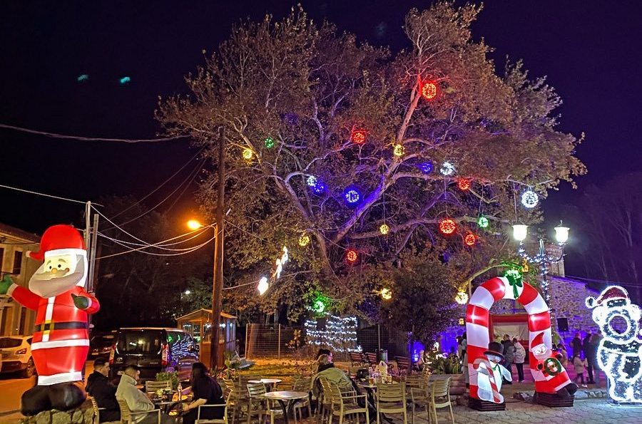 Έλαμψε το Αυλωνάρι Ευβοίας από το χριστουγεννιάτικο δέντρο και τα βεγγαλικά (pics&vid)
