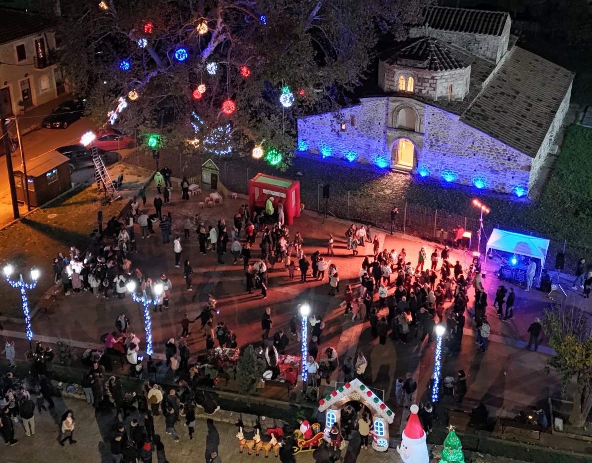 Έλαμψε το Αυλωνάρι Ευβοίας από το χριστουγεννιάτικο δέντρο και τα βεγγαλικά (pics&vid)