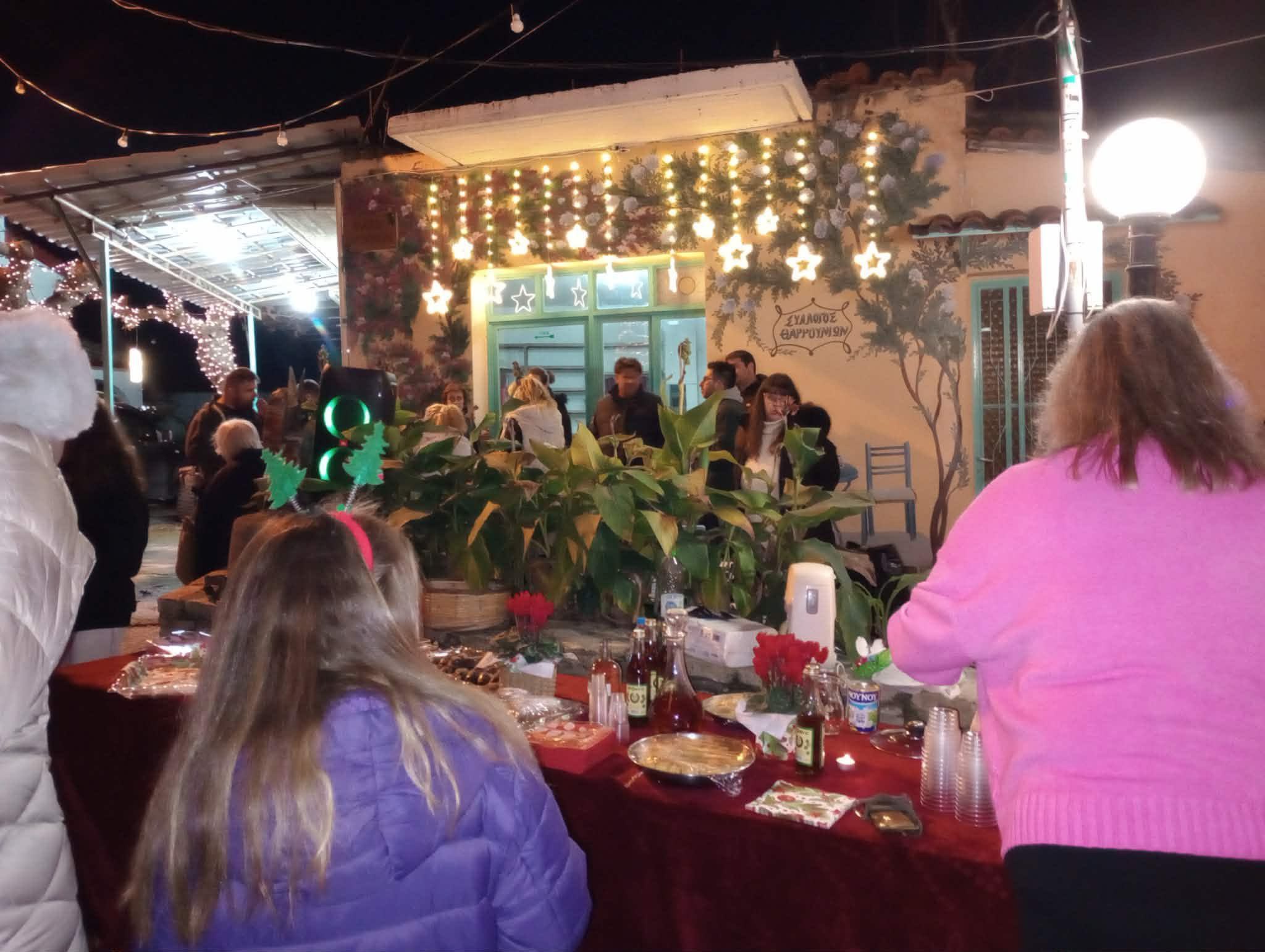 Εύβοια: Άλλο ένα γραφικό χωριό που ξεχωρίζει τα Χριστούγεννα (εικόνες)