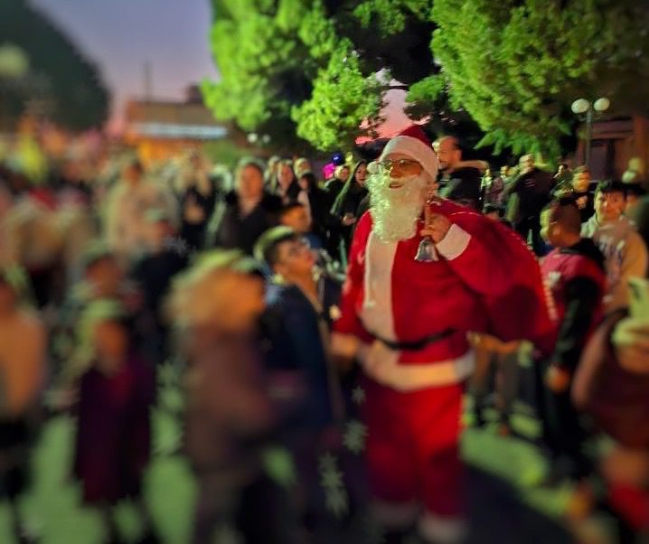 Εύβοια: Παιδιά έγραψαν γράμμα στον Άη Βασίλη και η πλατεία γέμισε Χριστούγεννα! Εικόνες