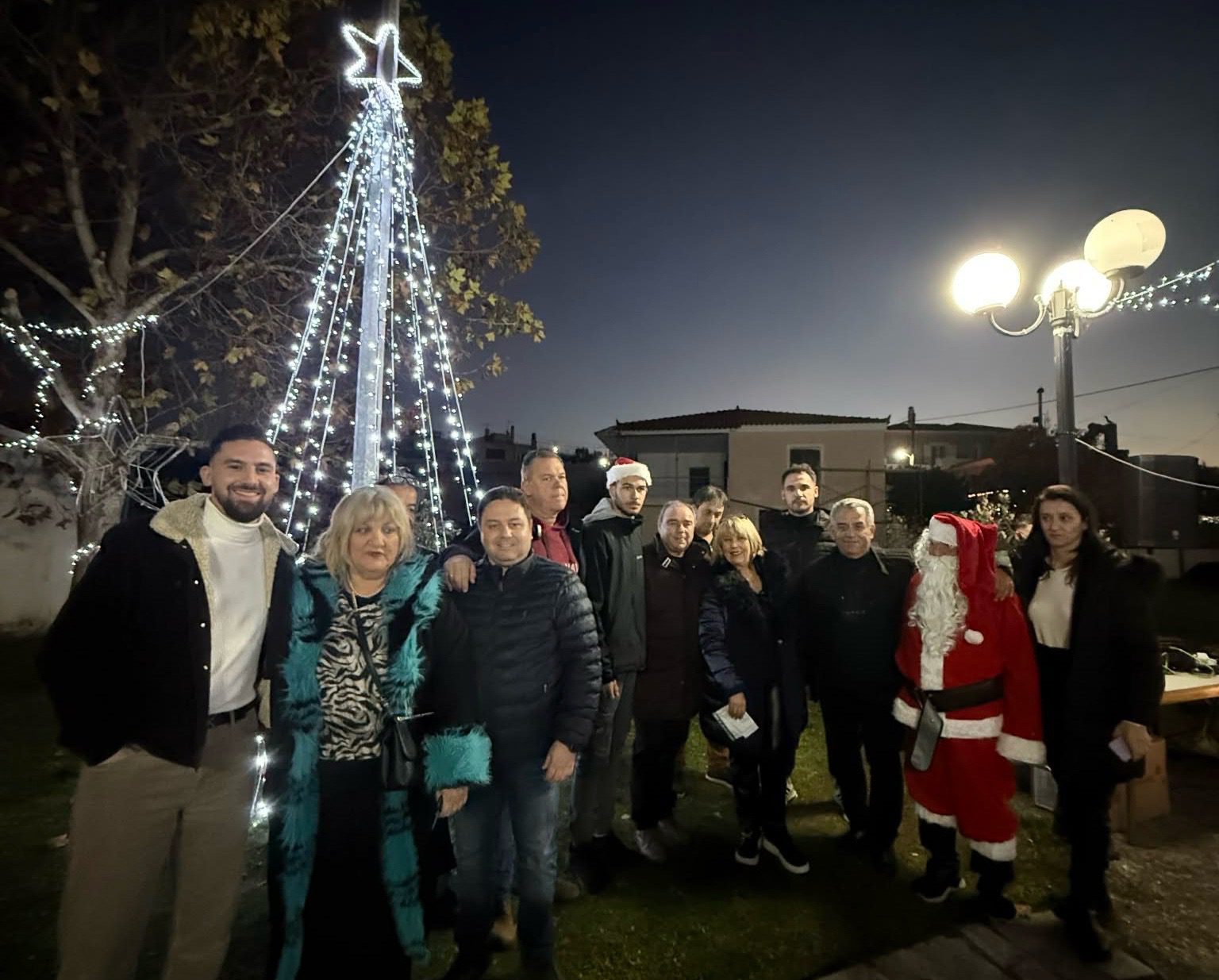 Χριστούγεννα παντού στην Εύβοια! Άναψε δέντρο και ο Δύστος (εικόνες)