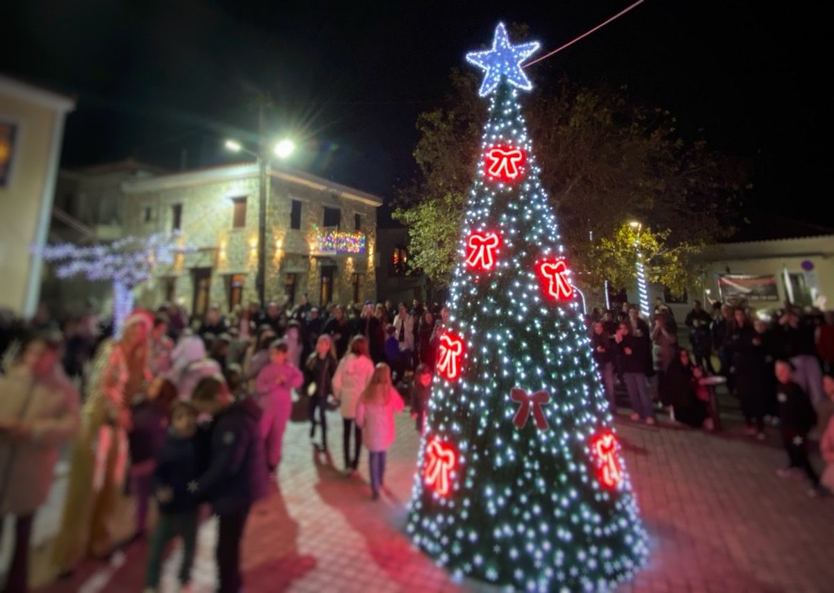 Φως, Χαρά και Μαγεία: Ο Άγιος Λουκάς Αλιβερίου Υποδέχτηκε τα Χριστούγεννα!