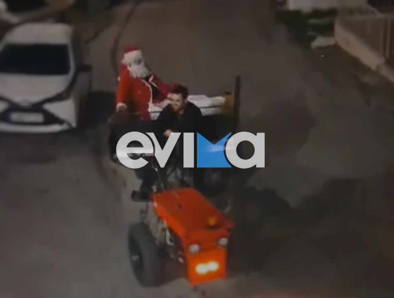 Πάνω σε μικρό τρακτέρ και ο Άγιος Βασίλης στην Εύβοια – Από τα μπλόκα σε αυτό το χωριό (pics&vid)