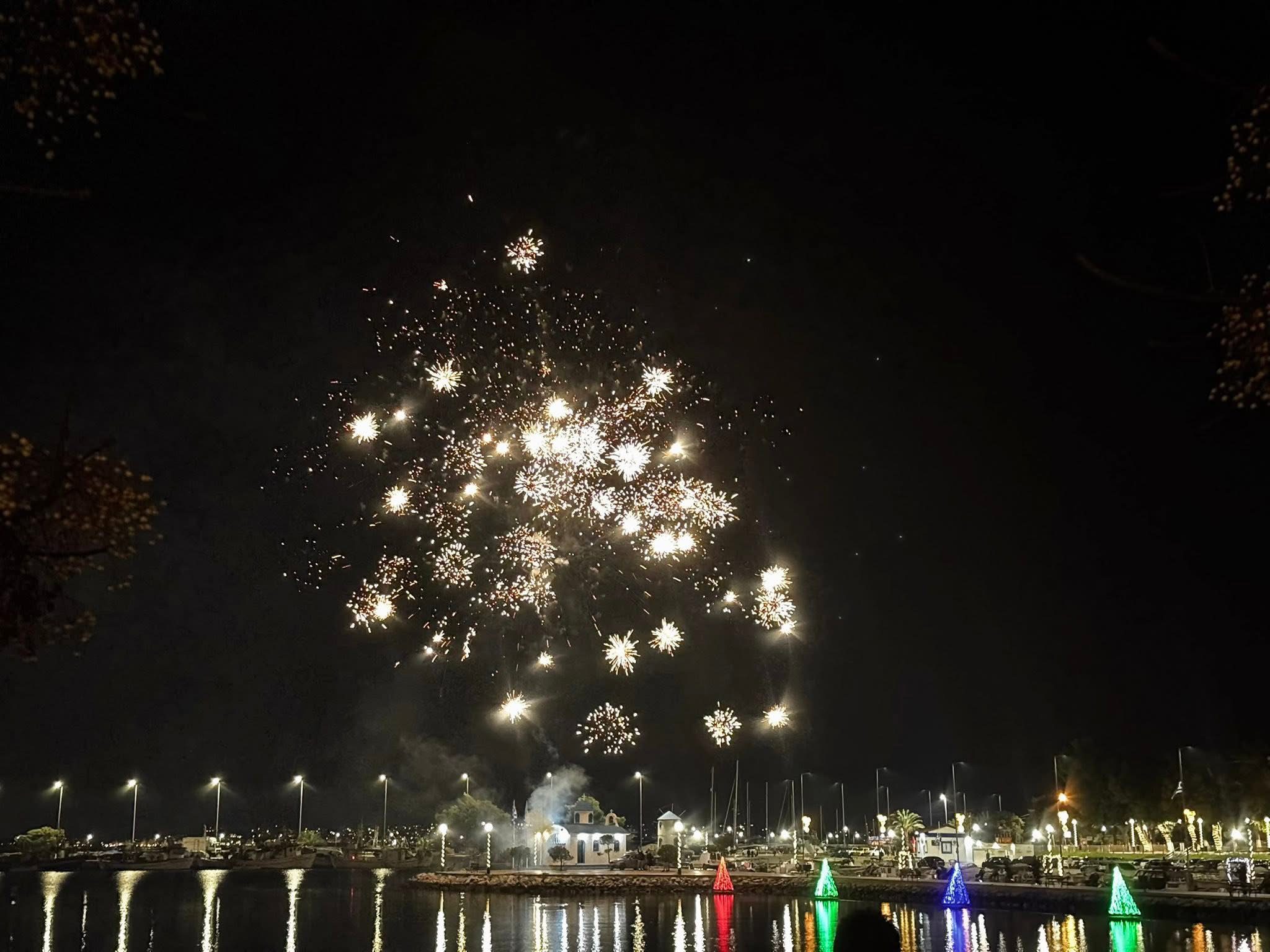 Λάμπει η Αρτάκη Ευβοίας απο το Χριστουγεννιάτικο στολισμό