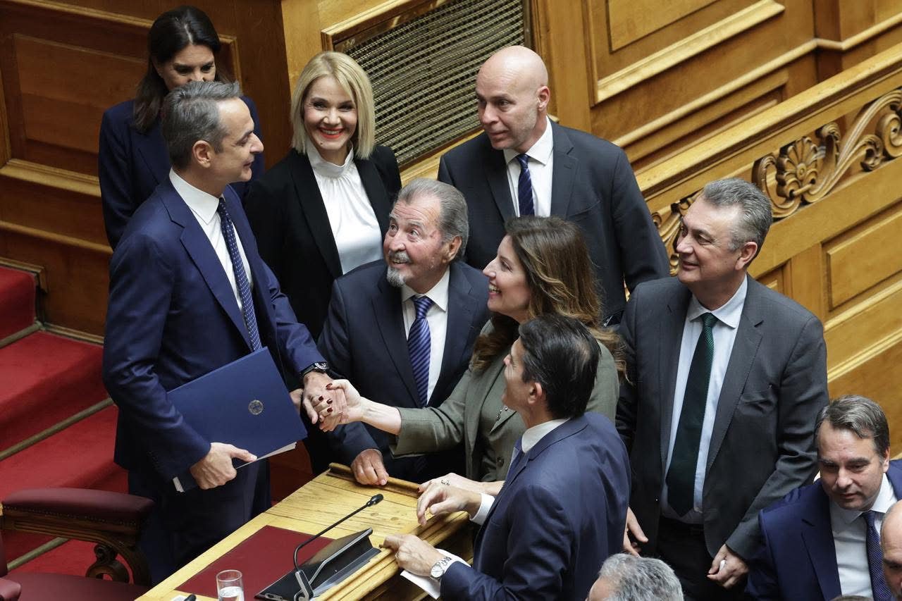 Θερμή χειραψία και συνομιλία Καραμπατσώλη με τον πρωθυπουργό στη Βουλή