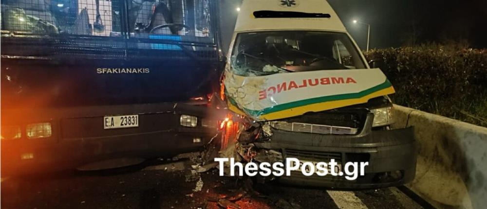 Ασθενοφόρο συγκρούστηκε με όχημα της αστυνομίας στον Πλατύκαμπο Λάρισας