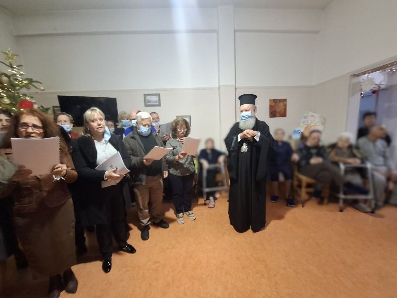 Χαλκίδα: Συγκινεί ο Μητροπολίτης! Βρέθηκε δίπλα στους της ηλικιωμένους της Μ.Φ.Η.