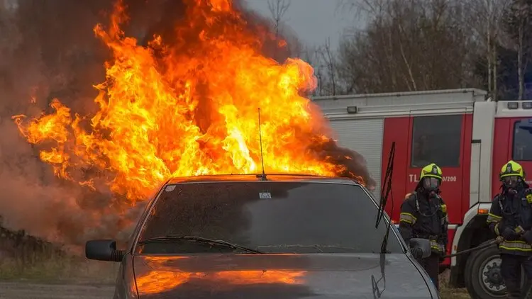 Ανήλικες έβαλαν φωτιά σε τρία αυτοκίνητα στο Σκαλάνι