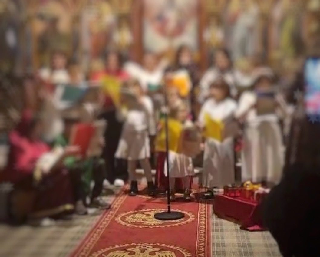 Συγκινητική Χριστουγεννιάτικη γιορτή μέσα σε εκκλησία από μαθητές