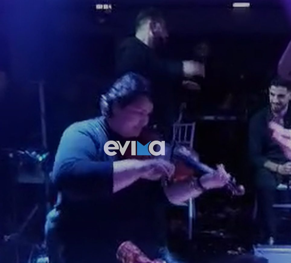 Εύβοια: Ιδιοκτήτρια ταβέρνας άφησε την κουζίνα, πήρε το βιολί και αποθεώθηκε! (vid)