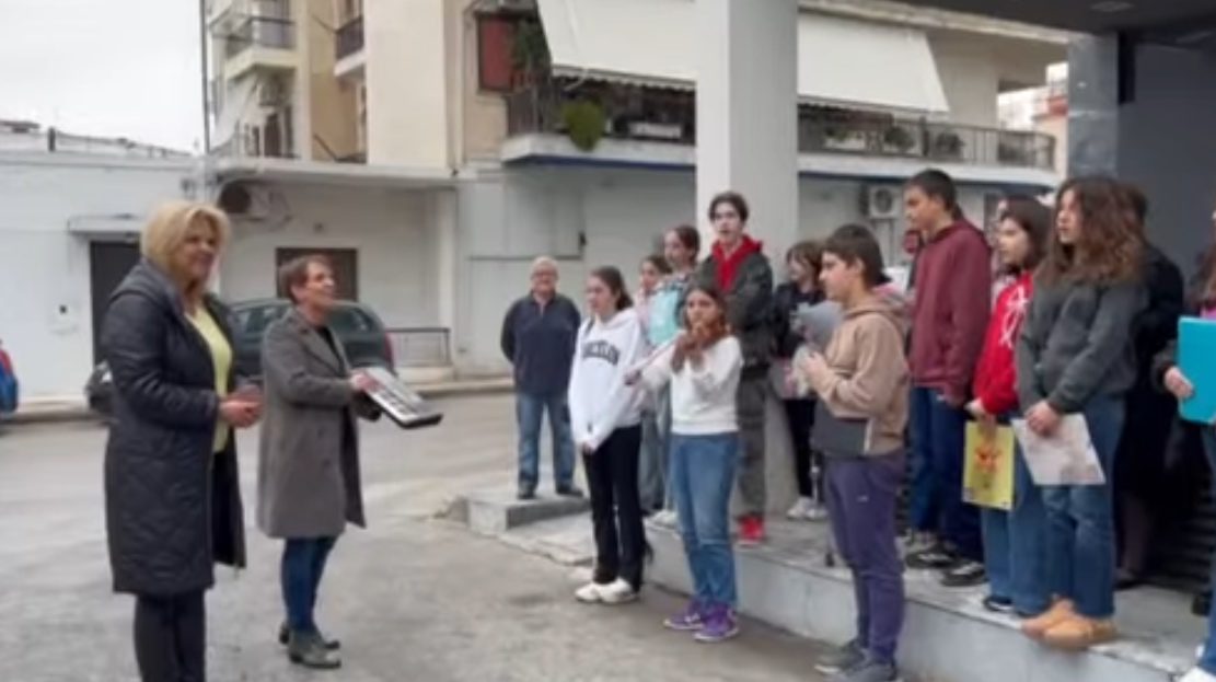 Χαλκίδα: Μαθητές έφεραν Χριστουγεννιάτικο κλίμα στη δήμαρχο (vid)