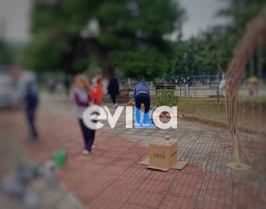 Ιερέας έστησε Χριστουγεννιάτικο χωριό στο προαύλιο της εκκλησίας