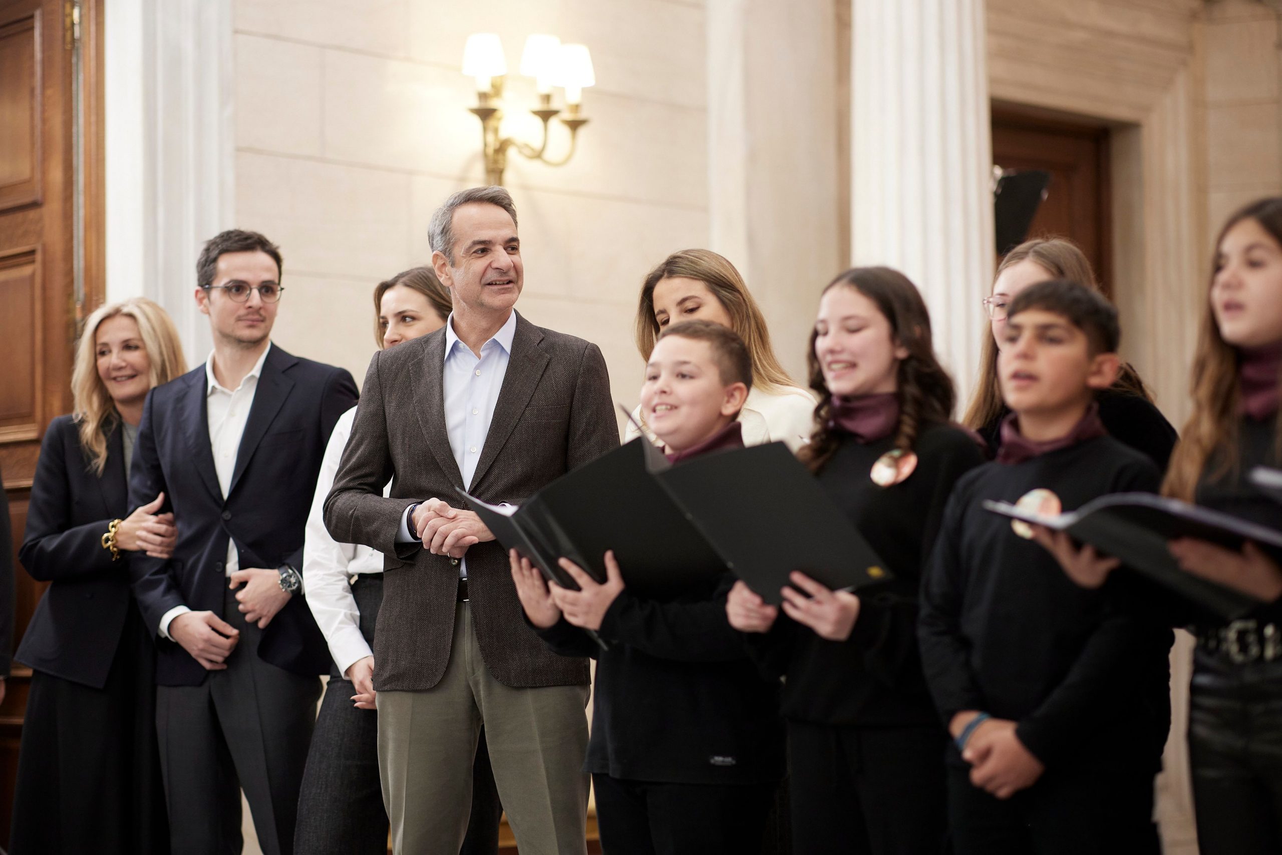 Σύλλογος της Εύβοιας είπε τα κάλαντα στον πρωθυπουργό