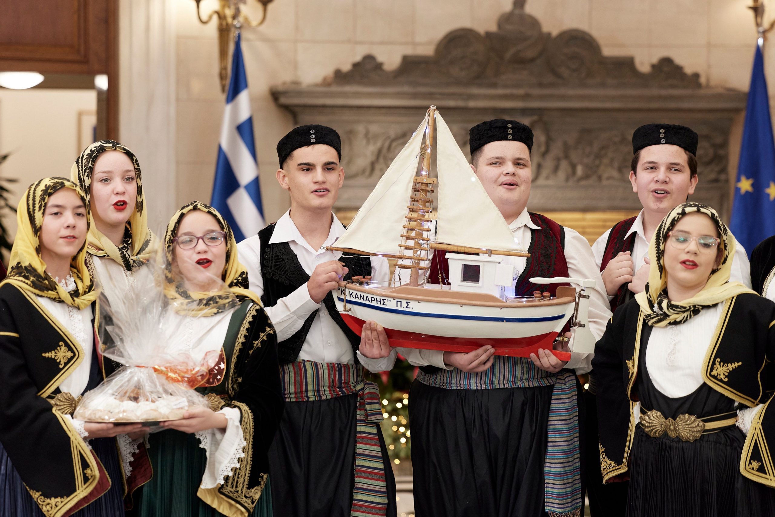 Σύλλογος της Εύβοιας είπε τα κάλαντα στον πρωθυπουργό