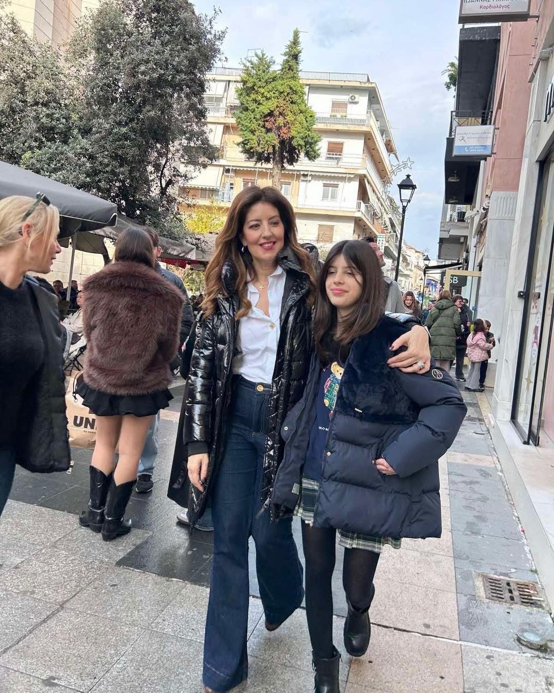 Στην αγορά της Χαλκίδας παραμονή των Χριστουγέννων η Καραμπατσώλη μαζί με την κόρη της!