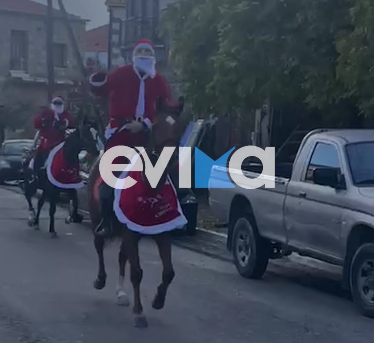 Άγιοι Βασίληδες καβάλα σε άλογα «ξεσήκωσαν» χωριό της Εύβοιας! Βίντεο