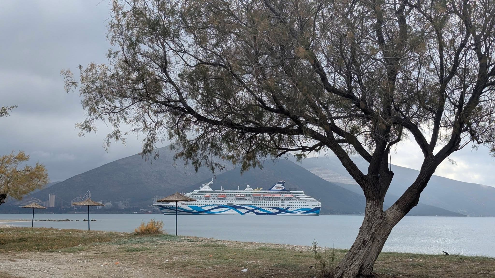 Σιωπηλό «θηρίο» σε λιμάνι της Εύβοιας: Το Γιγαντιαίο κρουαζιερόπλοιο που προκάλεσε εντύπωση