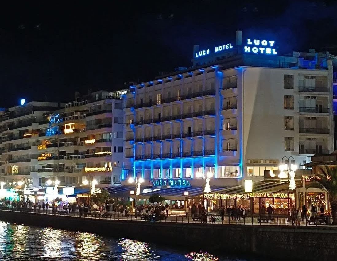 Πρωτοχρονιάτικο Ρεβεγιόν με ζωντανή μουσική και πλούσιο μπουφέ στο Lucy Hotel! Κάντε κράτηση