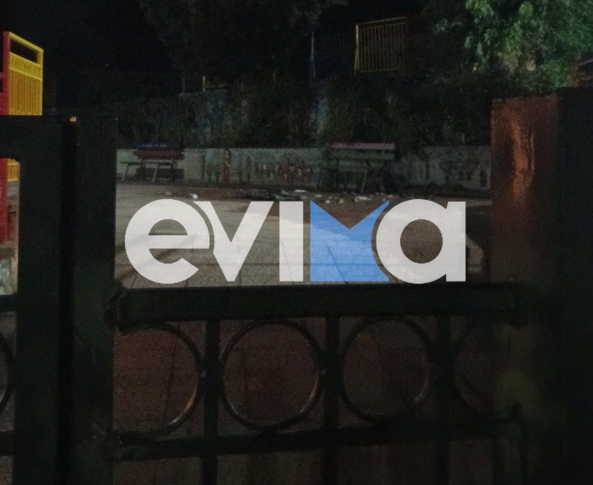 Φωτιά τώρα σε προαύλιο χώρο σχολείου στην Εύβοια