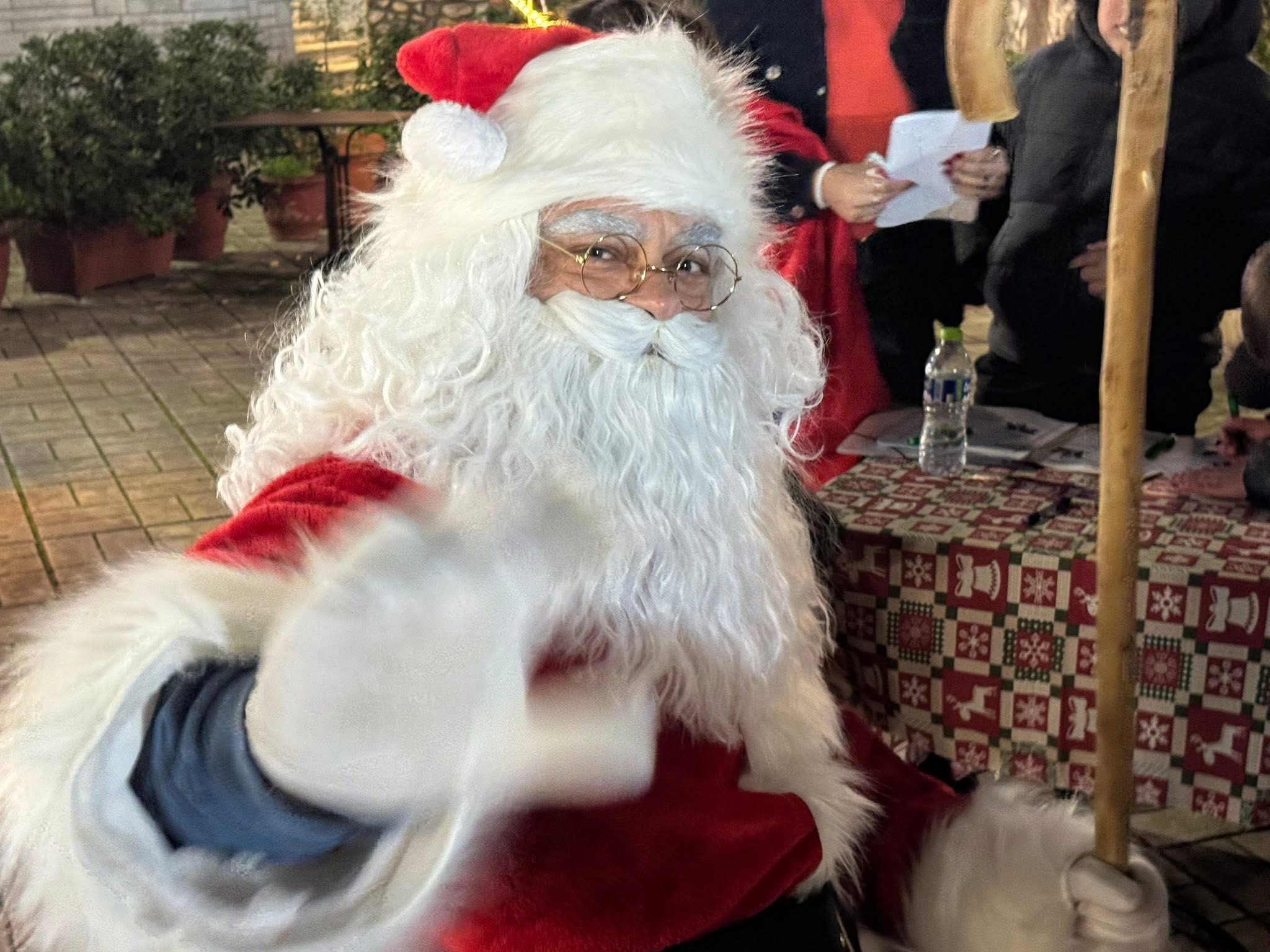 Σε αυτή την πλατεία της Εύβοιας «έσκασε μύτη» ο Άγιος Βασίλης (εικόνες)