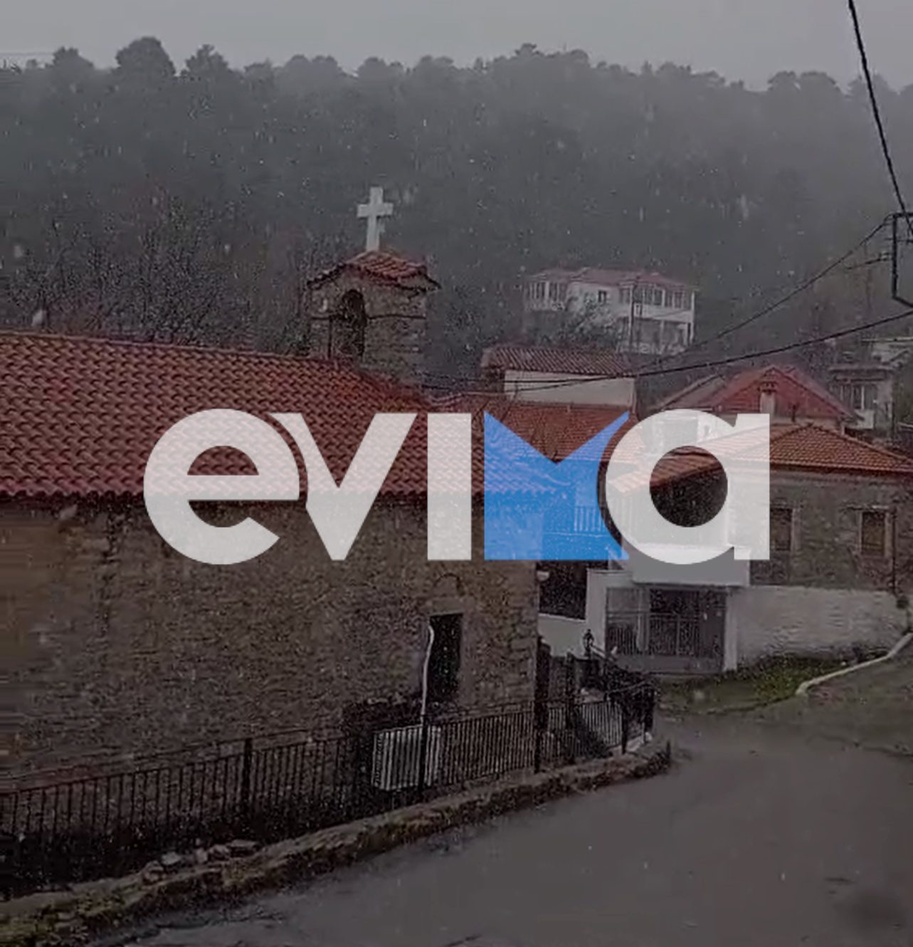 Κακοκαιρία στην Εύβοια: Χιονίζει και στο γραφικό χωριό της Σέττας (βίντεο)