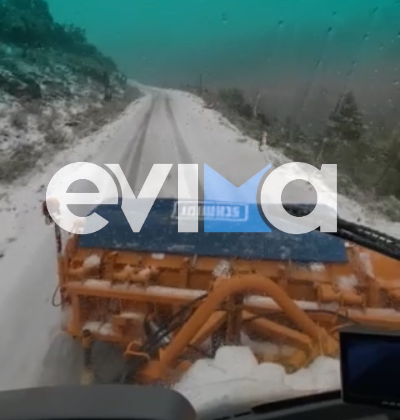Χιόνια στην Εύβοια: Viral ο χρήστης που ανοίγει δρόμους ακούγοντας νησιωτικά (vid)