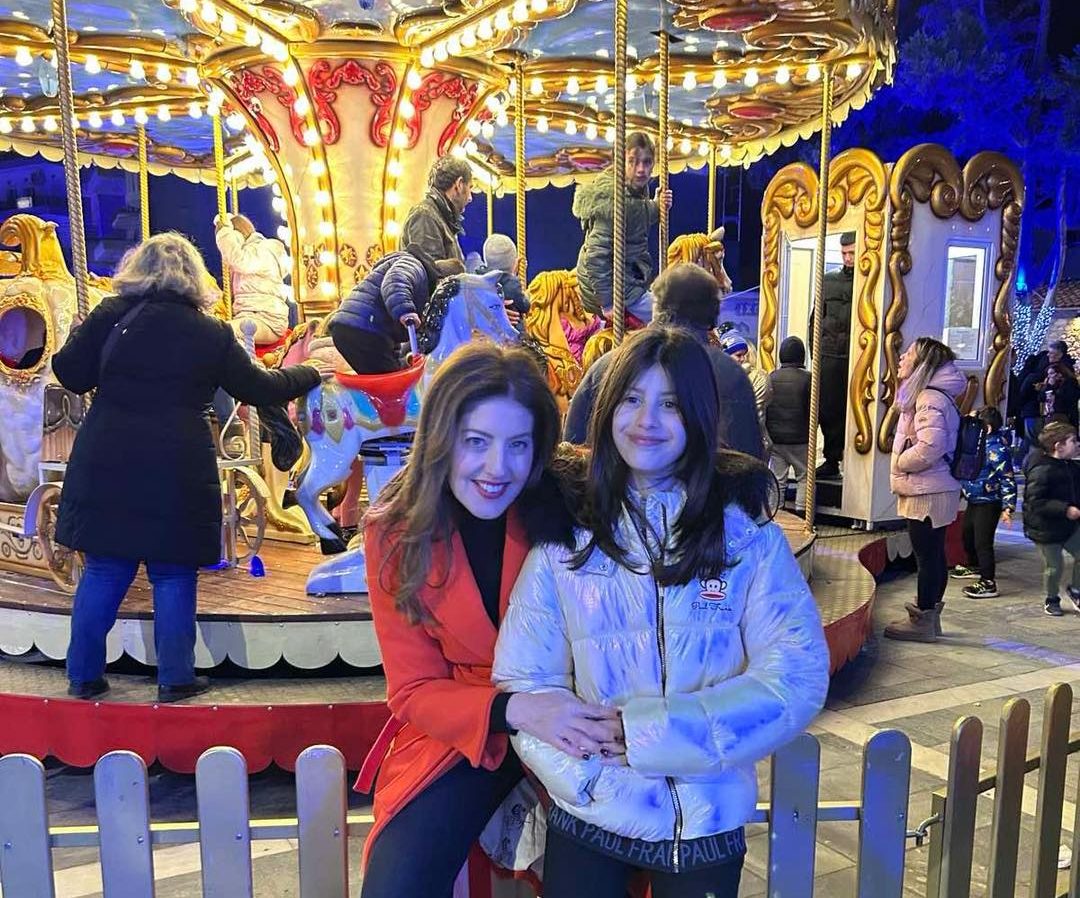 Με την κόρη της η Καραμπατσώλη στη Λευκή Νύχτα Ιστιαίας – Μήνυμα στήριξης της τοπικής κοινωνίας