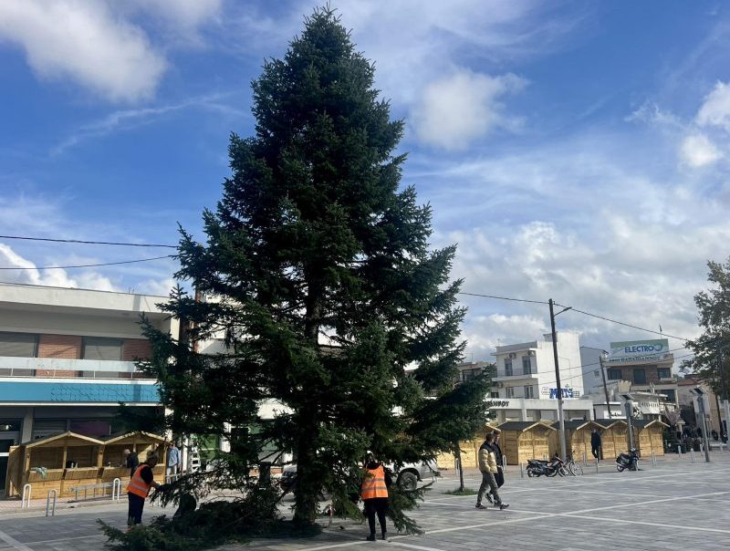 «Μυρίζει Χριστούγεννα» στην Εύβοια: Ακόμη μια πόλη φορά τα γιορτινά της