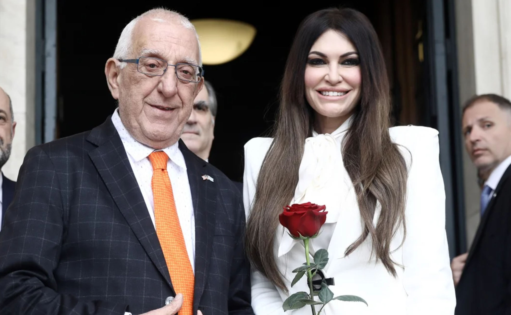 Επίσκεψη της Γκίλφοϊλ στη Βουλή – Η θερμή υποδοχή και το κόκκινο τριαντάφυλλο