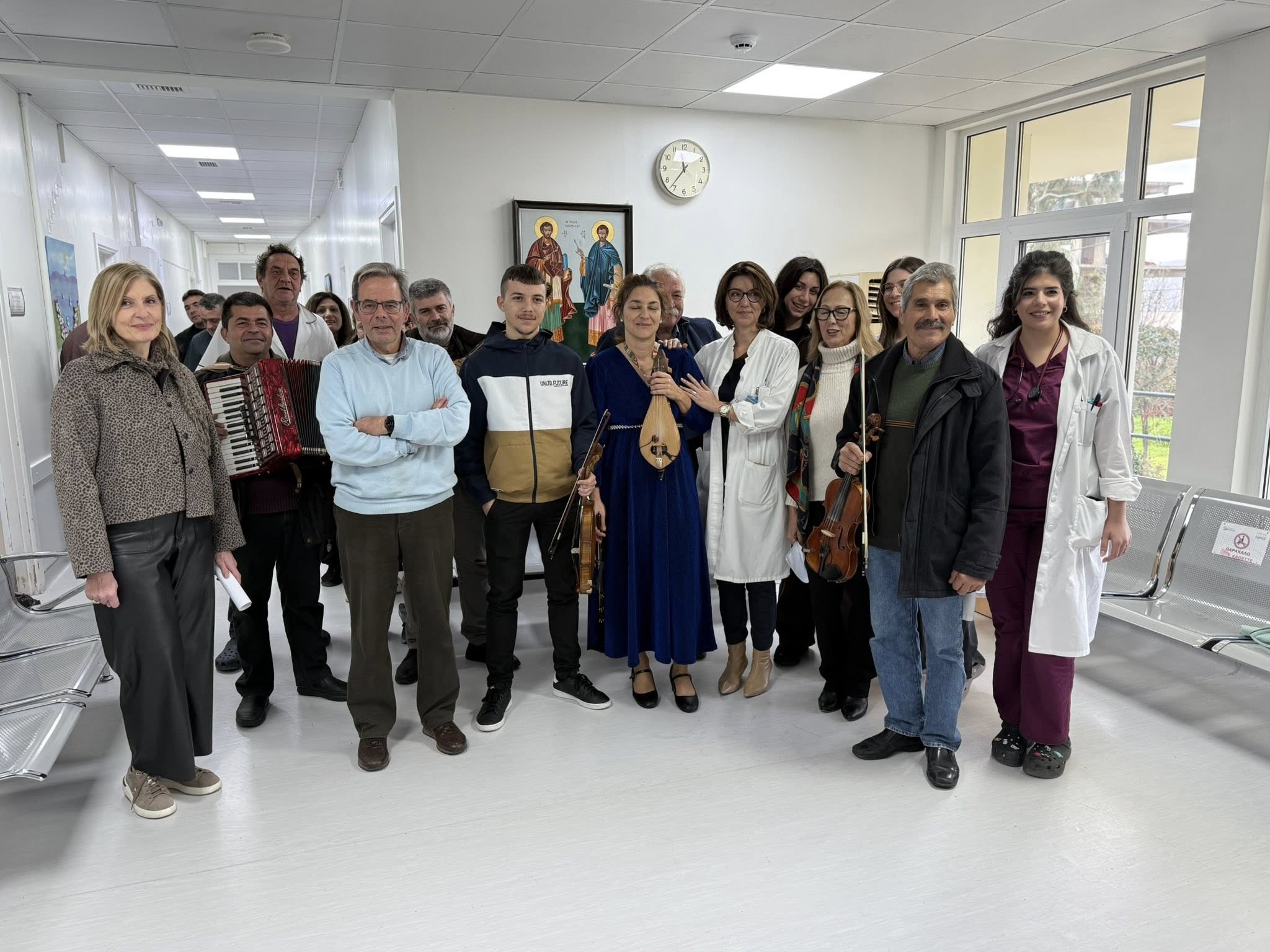 Εύβοια: Καρυστιανά κάλαντα με βιολιά και λύρα στο Νοσοκομείο (vid)