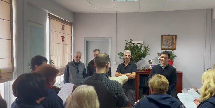 Γιορτές στην Εύβοια: Παραδοσιακά κάλαντα στον Δήμαρχο Κύμης- Αλιβερίου- Δείτε βίντεο