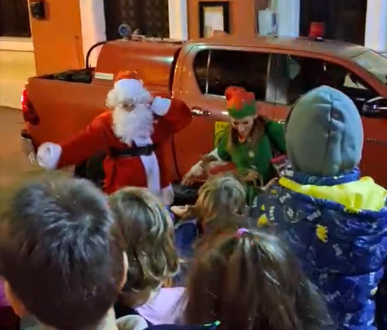 Εύβοια: Άγιος Βασίλης και Ξωτικά σκόρπισαν χαμόγελα στην πλατεία της Καμαρίτσας (vid)