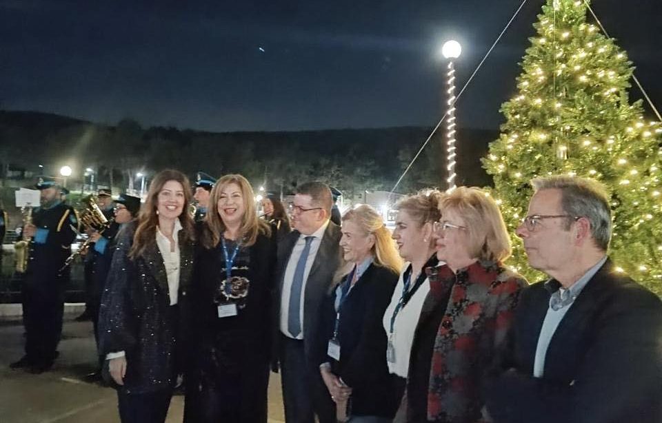 Χαλκίδα: Στο άναμμα του χριστουγεννιάτικο το δέντρο του Νοσοκομείου η Καραμπατσώλη