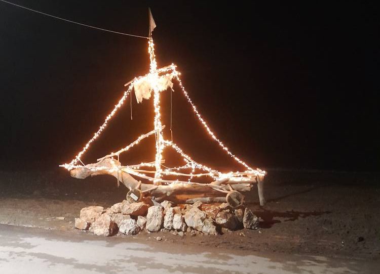 Χριστούγεννα στην Εύβοια: Χειροποίητο ξύλινο καραβάκι φωτίζει γνωστή παραλία