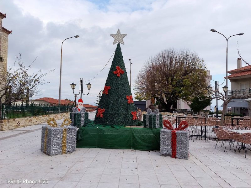 Υπέρλαμπρο δέντρο και Λευκή Νύχτα στην Ευβοίας: Η μεγάλη γιορτή των Χριστουγέννων στο νησί