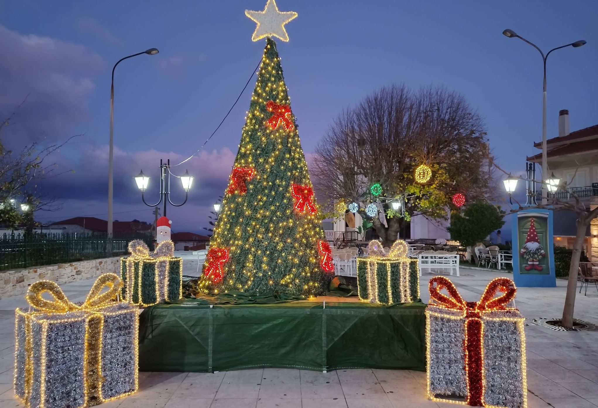 Που θα γίνει «λευκή» νύχτα απόψε στην Εύβοια: Μαγεύει ο χριστουγεννιάτικος στολισμός