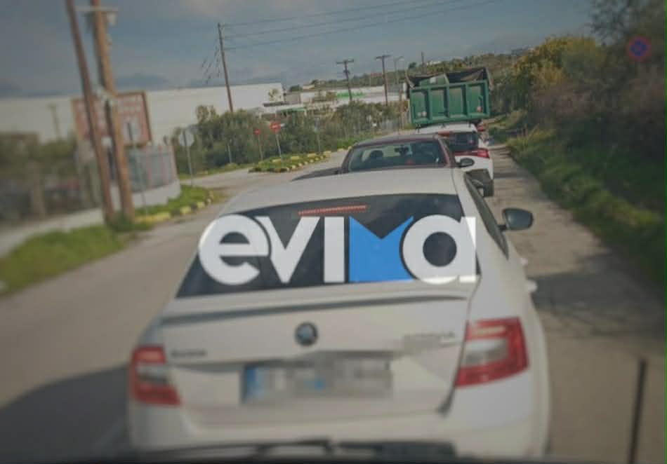 Αγροτικές κινητοποιήσεις στην Εύβοια: Κυκλοφοριακό χάος στη Χαλκίδα- Μπλόκαραν όλοι οι δρόμοι
