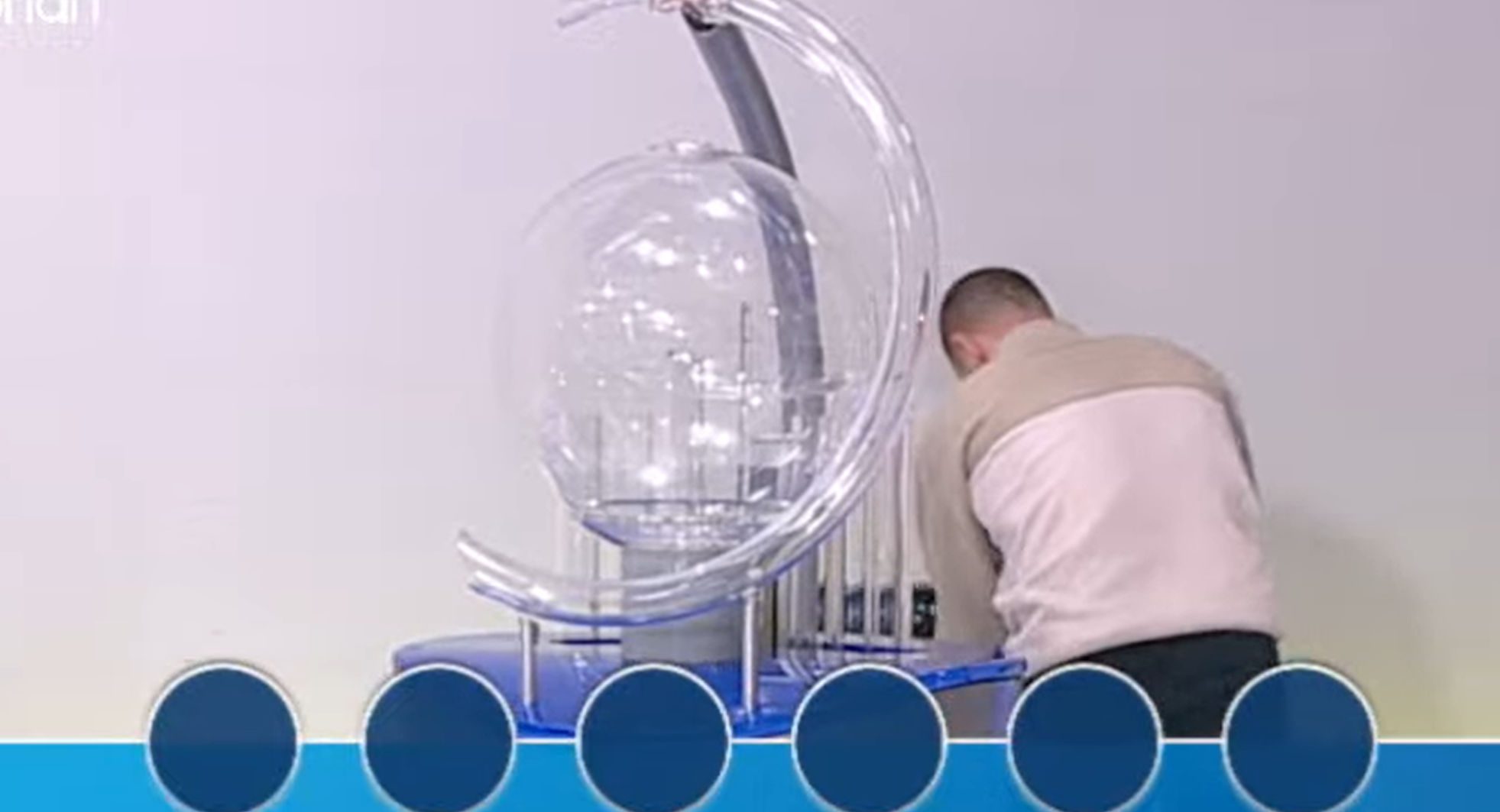 Λόττο: Κόλλησε η κληρωτίδα για τους αριθμούς – Πάγωσαν στο στούντιο, (video)