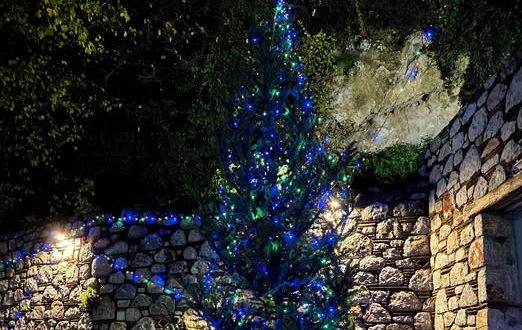 Xριστούγεννα στην Εύβοια: Ακόμη μια περιοχή «φορά» τα γιορτινά της