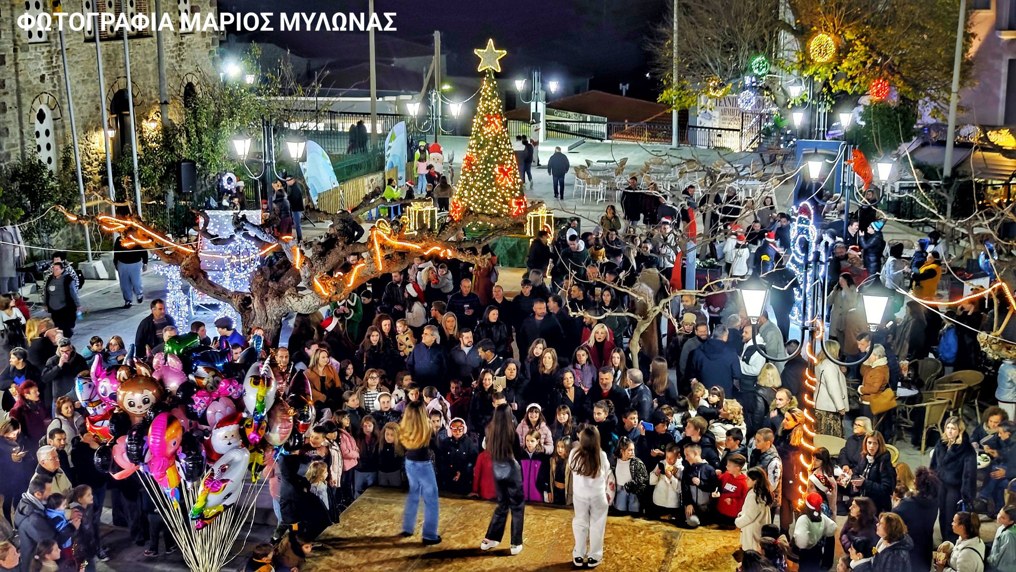 Όλη η Κύμη Γιόρτασε το Μαγευτικό Άναμμα του Χριστουγεννιάτικου Δέντρου