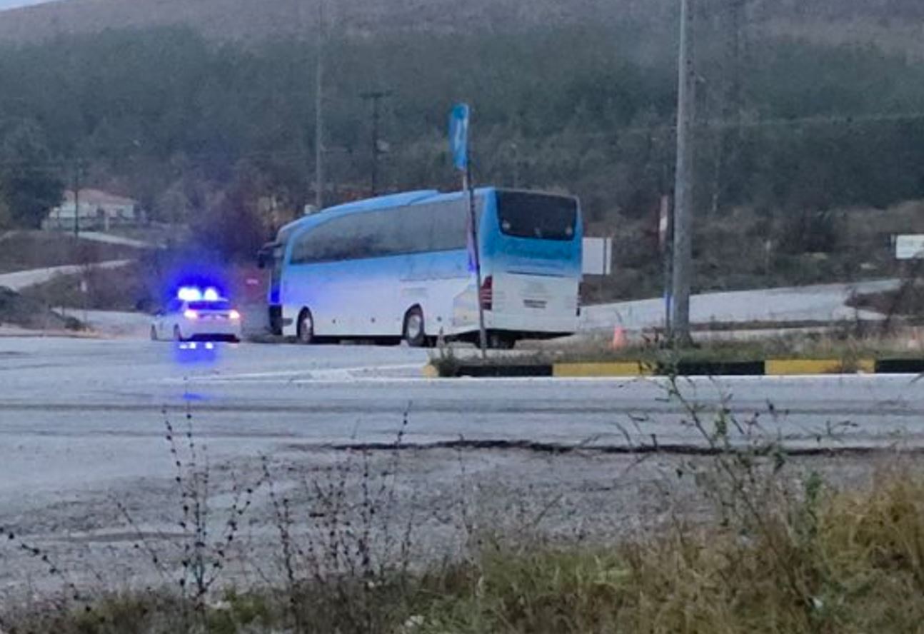 Τραγωδία στην Πτολεμαΐδα: Λεωφορείο με 25 εργαζόμενους της ΔΕΗ εξετράπη – Νεκρός ο οδηγός μετά από ανακοπή