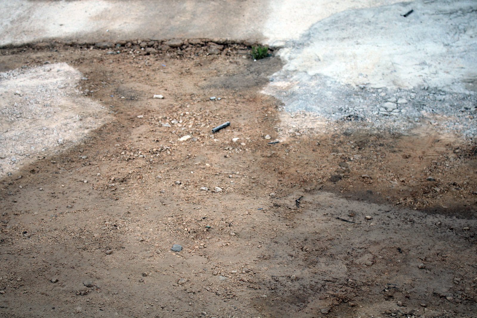 Κεντρική οδός στην Εύβοια γέμισε με λύματα