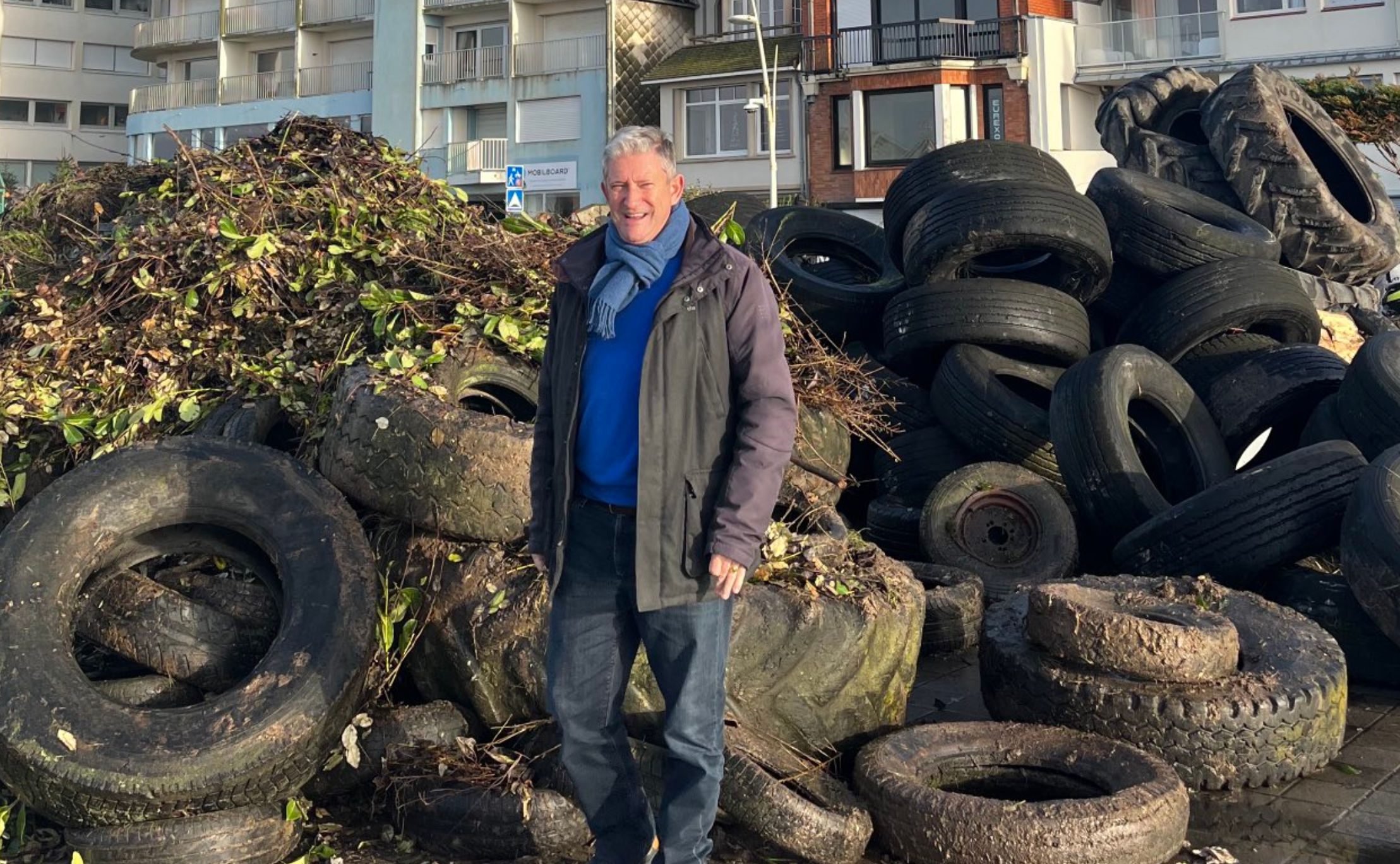 Γαλλία: Αγρότες πέταξαν έξω από το σπίτι του Μακρόν κοπριά, λάχανα και λάστιχα – Τοποθέτησαν και φέρετρο