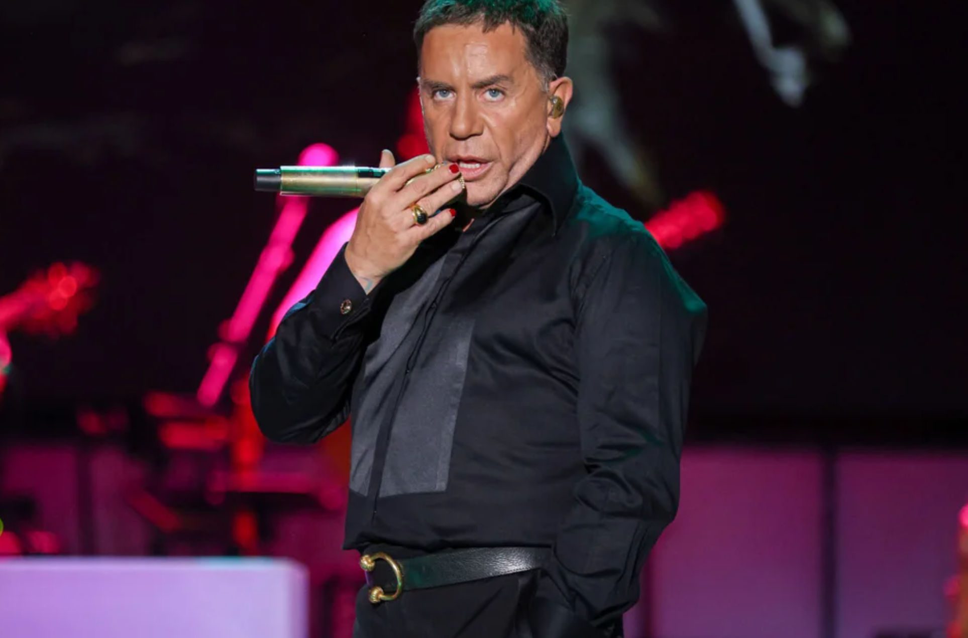 Ο 22χρονος τραγουδιστής καταγγέλλει σεξουαλική πίεση και άσεμνες χειρονομίες από τον Μαζωνάκη – Αναλυτικά η μήνυση