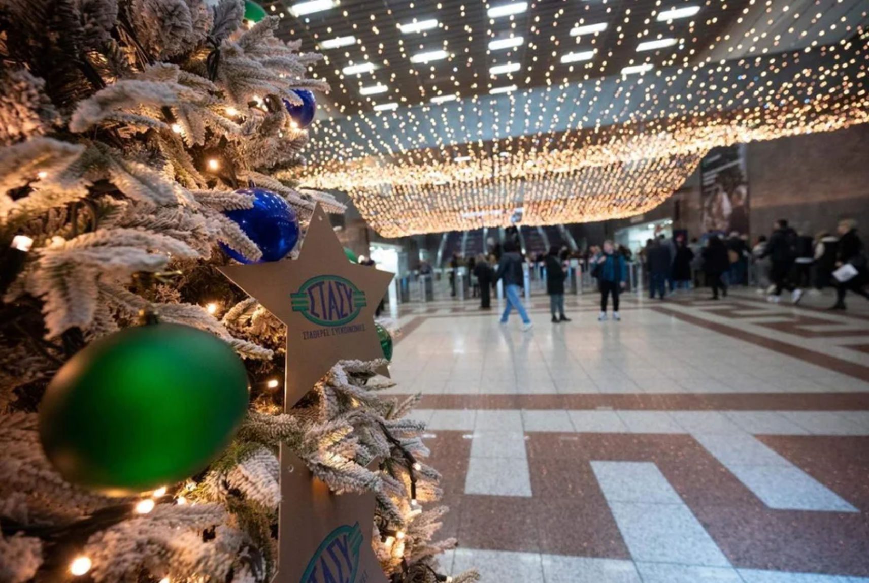 Έτοιμα για τα Χριστούγεννα: Το μετρό και το τραμ της Αθήνας «έβαλαν» τα γιορτινά τους