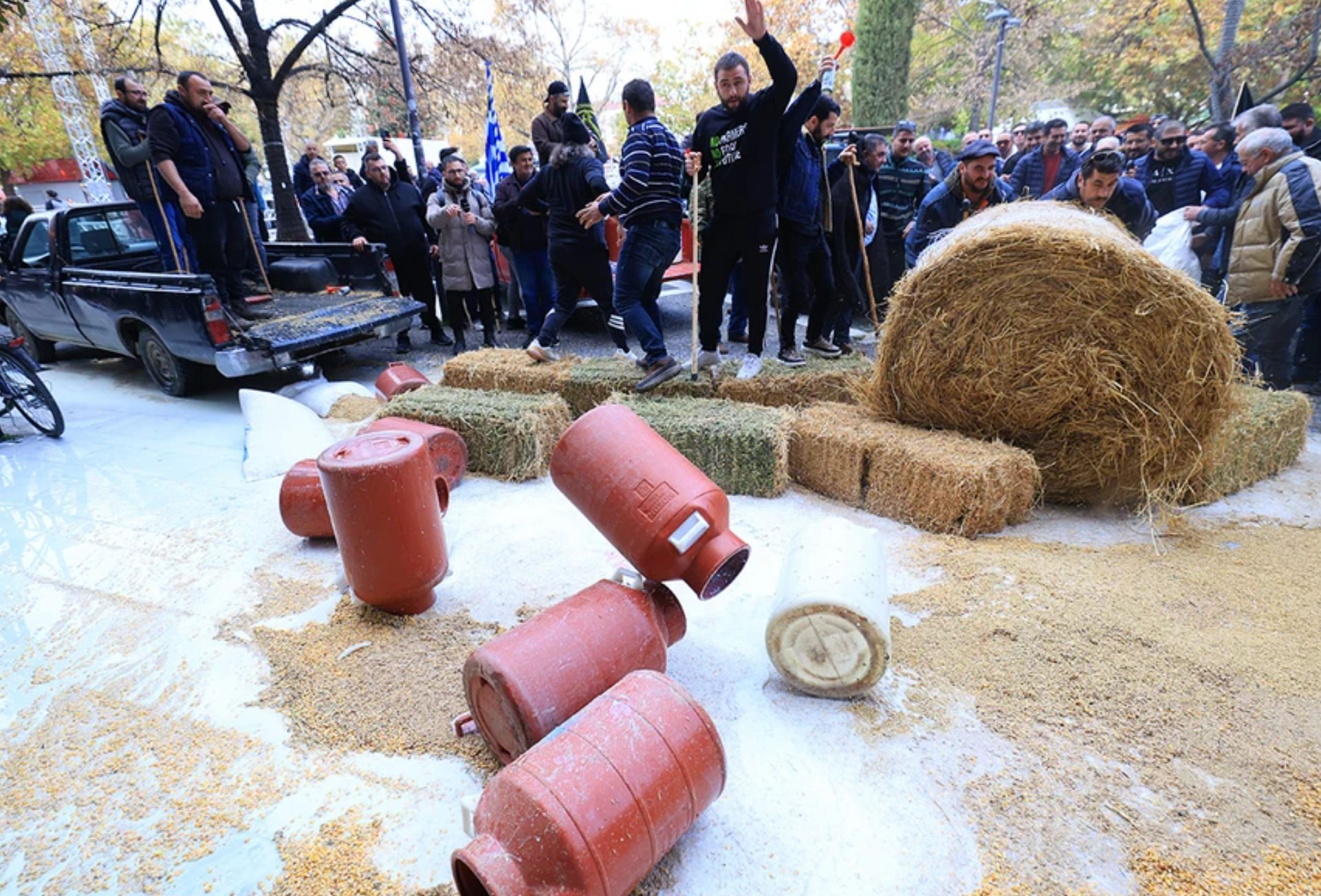 Οργισμένοι κτηνοτρόφοι έχυσαν γάλα και ζωοτροφές μπροστά από το Δικαστικό Μέγαρο Λάρισας